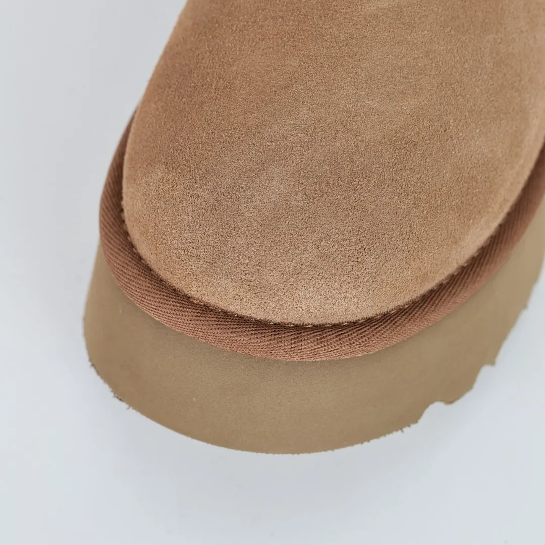 Pick up locally 💰600 Core recommended good price It is a very suitable choice for home furnishings. In the new year, uug launched a series of styles, which are partial to the preferences of young consumers and have also moved to the forefront of fashion trends. Shoe body material: water-repellent coated suede upper, 17 mm UGGPURE™ implantable wool insole, lightweight non-slip and comfortable rubber outsole, with brand LOGO and trademark, with full packaging Size: 35 36 37 38 39 40